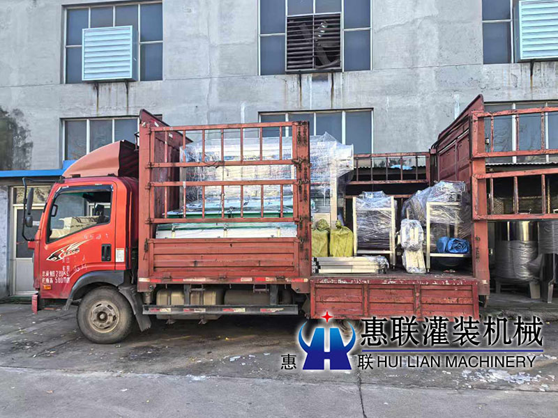 山西客户订购的白酒灌装机装货发车