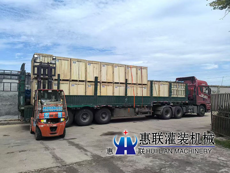 81台小型灌装机出口装箱