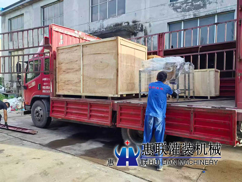 小型全自动灌装机发往四川